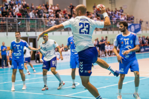 Mecz PGNiG Superligi piłki ręcznej mężczyzn: Grupa Azoty Unia Tarnów - Orlen Wisła Płock (w akcji Łukasz Kużdeba)